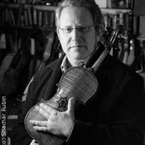 Mintz with a violin of the collection